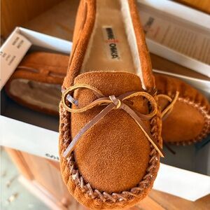 Minnetonka White and Red Logo Shoe Box - Women’s Cally Brown Label